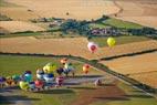 Photos aériennes de "montgolfières" - Photo réf. C157854 - Lorraine Mondial Air Ballons 2015 : Vol du Dimanche 26 Juillet le matin lors du Record Mondial de Dcollage en Ligne. (The Great Line, In-line Mass Ascent)