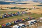 Photos aériennes de "ballon" - Photo réf. C157855 - Lorraine Mondial Air Ballons 2015 : Vol du Dimanche 26 Juillet le matin lors du Record Mondial de Dcollage en Ligne. (The Great Line, In-line Mass Ascent)