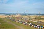 Photos aériennes de "montgolfières" - Photo réf. C157859 - Lorraine Mondial Air Ballons 2015 : Vol du Dimanche 26 Juillet le matin lors du Record Mondial de Dcollage en Ligne. (The Great Line, In-line Mass Ascent)