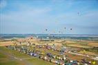 Photos aériennes de "décollage" - Photo réf. C157861 - Lorraine Mondial Air Ballons 2015 : Vol du Dimanche 26 Juillet le matin lors du Record Mondial de Décollage en Ligne. (The Great Line, In-line Mass Ascent)