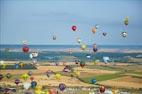 Photos aériennes de "montgolfières" - Photo réf. C157863 - Lorraine Mondial Air Ballons 2015 : Vol du Dimanche 26 Juillet le matin lors du Record Mondial de Dcollage en Ligne. (The Great Line, In-line Mass Ascent)