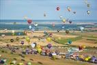 Photos aériennes de "Air" - Photo réf. C157864 - Lorraine Mondial Air Ballons 2015 : Vol du Dimanche 26 Juillet le matin lors du Record Mondial de Dcollage en Ligne. (The Great Line, In-line Mass Ascent)