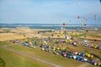  - Photo réf. C157865 - Lorraine Mondial Air Ballons 2015 : Vol du Dimanche 26 Juillet le matin lors du Record Mondial de Dcollage en Ligne. (The Great Line, In-line Mass Ascent)