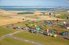 Photos aériennes de "Mondial" - Photo réf. C157867 - Lorraine Mondial Air Ballons 2015 : Vol du Dimanche 26 Juillet le matin lors du Record Mondial de Dcollage en Ligne. (The Great Line, In-line Mass Ascent)