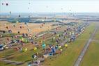 Photos aériennes de "ballon" - Photo réf. C157869 - Lorraine Mondial Air Ballons 2015 : Vol du Dimanche 26 Juillet le matin lors du Record Mondial de Dcollage en Ligne. (The Great Line, In-line Mass Ascent)