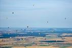 Photos aériennes de "montgolfières" - Photo réf. C157875 - Lorraine Mondial Air Ballons 2015 : Vol du Dimanche 26 Juillet le matin lors du Record Mondial de Dcollage en Ligne. (The Great Line, In-line Mass Ascent)