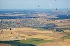 Photos aériennes de "montgolfières" - Photo réf. C157876 - Lorraine Mondial Air Ballons 2015 : Vol du Dimanche 26 Juillet le matin lors du Record Mondial de Dcollage en Ligne. (The Great Line, In-line Mass Ascent)