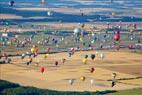 Photos aériennes de "montgolfières" - Photo réf. C157877 - Lorraine Mondial Air Ballons 2015 : Vol du Dimanche 26 Juillet le matin lors du Record Mondial de Dcollage en Ligne. (The Great Line, In-line Mass Ascent)