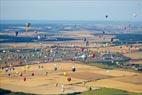 Photos aériennes de Chambley-Bussières (54890) - Lorraine Mondial Air Ballons 2015 | Meurthe-et-Moselle, Lorraine, France - Photo réf. C157878 - Lorraine Mondial Air Ballons 2015 : Vol du Dimanche 26 Juillet le matin lors du Record Mondial de Dcollage en Ligne. (The Great Line, In-line Mass Ascent)