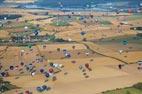 Photos aériennes de "montgolfières" - Photo réf. C157882 - Lorraine Mondial Air Ballons 2015 : Vol du Dimanche 26 Juillet le matin lors du Record Mondial de Dcollage en Ligne. (The Great Line, In-line Mass Ascent)