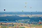 Photos aériennes de "ballon" - Photo réf. C157883 - Lorraine Mondial Air Ballons 2015 : Vol du Dimanche 26 Juillet le matin lors du Record Mondial de Dcollage en Ligne. (The Great Line, In-line Mass Ascent)