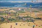 Photos aériennes de "montgolfières" - Photo réf. C157886 - Lorraine Mondial Air Ballons 2015 : Vol du Dimanche 26 Juillet le matin lors du Record Mondial de Dcollage en Ligne. (The Great Line, In-line Mass Ascent)