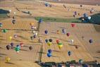 Photos aériennes de "ballon" - Photo réf. C157888 - Lorraine Mondial Air Ballons 2015 : Vol du Dimanche 26 Juillet le matin lors du Record Mondial de Décollage en Ligne. (The Great Line, In-line Mass Ascent)