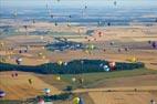 Photos aériennes de "montgolfières" - Photo réf. C157890 - Lorraine Mondial Air Ballons 2015 : Vol du Dimanche 26 Juillet le matin lors du Record Mondial de Dcollage en Ligne. (The Great Line, In-line Mass Ascent)