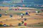 Photos aériennes de "ligne" - Photo réf. C157895 - Lorraine Mondial Air Ballons 2015 : Vol du Dimanche 26 Juillet le matin lors du Record Mondial de Dcollage en Ligne. (The Great Line, In-line Mass Ascent)