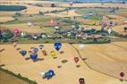 Photos aériennes de "ballon" - Photo réf. C157897 - Lorraine Mondial Air Ballons 2015 : Vol du Dimanche 26 Juillet le matin lors du Record Mondial de Décollage en Ligne. (The Great Line, In-line Mass Ascent)