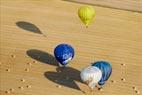 Photos aériennes de "ballon" - Photo réf. C157901 - Lorraine Mondial Air Ballons 2015 : Vol du Dimanche 26 Juillet le matin lors du Record Mondial de Décollage en Ligne. (The Great Line, In-line Mass Ascent)