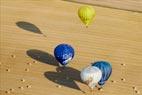 Photos aériennes de "montgolfières" - Photo réf. C157901 - Lorraine Mondial Air Ballons 2015 : Vol du Dimanche 26 Juillet le matin lors du Record Mondial de Dcollage en Ligne. (The Great Line, In-line Mass Ascent)