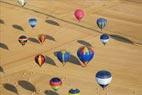 Photos aériennes de "montgolfières" - Photo réf. C157903 - Lorraine Mondial Air Ballons 2015 : Vol du Dimanche 26 Juillet le matin lors du Record Mondial de Dcollage en Ligne. (The Great Line, In-line Mass Ascent)