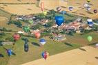 Photos aériennes de "ballon" - Photo réf. C157905 - Lorraine Mondial Air Ballons 2015 : Vol du Dimanche 26 Juillet le matin lors du Record Mondial de Dcollage en Ligne. (The Great Line, In-line Mass Ascent)