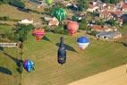 Photos aériennes de "montgolfières" - Photo réf. C157906 - Lorraine Mondial Air Ballons 2015 : Vol du Dimanche 26 Juillet le matin lors du Record Mondial de Dcollage en Ligne. (The Great Line, In-line Mass Ascent)