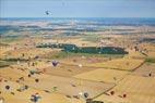 Photos aériennes de "montgolfières" - Photo réf. C157910 - Lorraine Mondial Air Ballons 2015 : Vol du Dimanche 26 Juillet le matin lors du Record Mondial de Dcollage en Ligne. (The Great Line, In-line Mass Ascent)