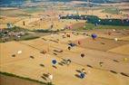 Photos aériennes de "montgolfières" - Photo réf. C157911 - Lorraine Mondial Air Ballons 2015 : Vol du Dimanche 26 Juillet le matin lors du Record Mondial de Dcollage en Ligne. (The Great Line, In-line Mass Ascent)