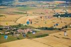 Photos aériennes de "montgolfières" - Photo réf. C157913 - Lorraine Mondial Air Ballons 2015 : Vol du Dimanche 26 Juillet le matin lors du Record Mondial de Dcollage en Ligne. (The Great Line, In-line Mass Ascent)