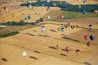 Photos aériennes de "ballon" - Photo réf. C157914 - Lorraine Mondial Air Ballons 2015 : Vol du Dimanche 26 Juillet le matin lors du Record Mondial de Dcollage en Ligne. (The Great Line, In-line Mass Ascent)