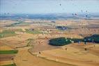 Photos aériennes de "montgolfières" - Photo réf. C157924 - Lorraine Mondial Air Ballons 2015 : Vol du Dimanche 26 Juillet le matin lors du Record Mondial de Dcollage en Ligne. (The Great Line, In-line Mass Ascent)