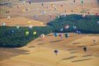 Photos aériennes de "montgolfières" - Photo réf. C157925 - Lorraine Mondial Air Ballons 2015 : Vol du Dimanche 26 Juillet le matin lors du Record Mondial de Dcollage en Ligne. (The Great Line, In-line Mass Ascent)