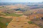 Photos aériennes de "LMAB" - Photo réf. C157928 - Lorraine Mondial Air Ballons 2015 : Vol du Dimanche 26 Juillet le matin lors du Record Mondial de Décollage en Ligne. (The Great Line, In-line Mass Ascent)