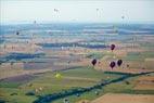 Photos aériennes de "ballon" - Photo réf. C157943 - Lorraine Mondial Air Ballons 2015 : Vol du Dimanche 26 Juillet le matin lors du Record Mondial de Dcollage en Ligne. (The Great Line, In-line Mass Ascent)