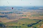 Photos aériennes de "ballon" - Photo réf. C157944 - Lorraine Mondial Air Ballons 2015 : Vol du Dimanche 26 Juillet le matin lors du Record Mondial de Dcollage en Ligne. (The Great Line, In-line Mass Ascent)