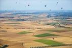 Photos aériennes de "ligne" - Photo réf. C157948 - Lorraine Mondial Air Ballons 2015 : Vol du Dimanche 26 Juillet le matin lors du Record Mondial de Dcollage en Ligne. (The Great Line, In-line Mass Ascent)