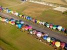 Photos aériennes de "ballon" - Photo réf. E157757 - Lorraine Mondial Air Ballons 2015 : Vol du Dimanche 26 Juillet le matin lors du Record Mondial de Dcollage en Ligne. (The Great Line, In-line Mass Ascent)