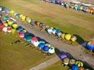 Photos aériennes de "ballon" - Photo réf. E157761 - Lorraine Mondial Air Ballons 2015 : Vol du Dimanche 26 Juillet le matin lors du Record Mondial de Dcollage en Ligne. (The Great Line, In-line Mass Ascent)