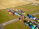 Photos aériennes de "ballon" - Photo réf. E157764 - Lorraine Mondial Air Ballons 2015 : Vol du Dimanche 26 Juillet le matin lors du Record Mondial de Dcollage en Ligne. (The Great Line, In-line Mass Ascent)