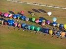 Photos aériennes de "ballon" - Photo réf. E157768 - Lorraine Mondial Air Ballons 2015 : Vol du Dimanche 26 Juillet le matin lors du Record Mondial de Dcollage en Ligne. (The Great Line, In-line Mass Ascent)