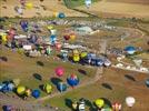 Photos aériennes de "ballon" - Photo réf. E157773 - Lorraine Mondial Air Ballons 2015 : Vol du Dimanche 26 Juillet le matin lors du Record Mondial de Dcollage en Ligne. (The Great Line, In-line Mass Ascent)