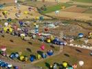 Photos aériennes de "montgolfières" - Photo réf. E157774 - Lorraine Mondial Air Ballons 2015 : Vol du Dimanche 26 Juillet le matin lors du Record Mondial de Dcollage en Ligne. (The Great Line, In-line Mass Ascent)