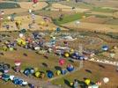 Photos aériennes de "décollage" - Photo réf. E157775 - Lorraine Mondial Air Ballons 2015 : Vol du Dimanche 26 Juillet le matin lors du Record Mondial de Décollage en Ligne. (The Great Line, In-line Mass Ascent)