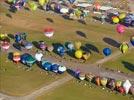 Photos aériennes - Mondial Air Ballons 2015 - Photo réf. E157777 - Lorraine Mondial Air Ballons 2015 : Vol du Dimanche 26 Juillet le matin lors du Record Mondial de Décollage en Ligne. (The Great Line, In-line Mass Ascent)