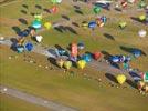 Photos aériennes de "décollage" - Photo réf. E157779 - Lorraine Mondial Air Ballons 2015 : Vol du Dimanche 26 Juillet le matin lors du Record Mondial de Décollage en Ligne. (The Great Line, In-line Mass Ascent)