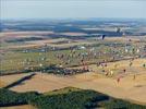 Photos aériennes de "ballon" - Photo réf. E157782 - Lorraine Mondial Air Ballons 2015 : Vol du Dimanche 26 Juillet le matin lors du Record Mondial de Dcollage en Ligne. (The Great Line, In-line Mass Ascent)