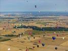 Photos aériennes de "montgolfières" - Photo réf. E157797 - Lorraine Mondial Air Ballons 2015 : Vol du Dimanche 26 Juillet le matin lors du Record Mondial de Dcollage en Ligne. (The Great Line, In-line Mass Ascent)