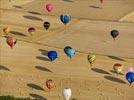 Photos aériennes de "montgolfières" - Photo réf. E157798 - Lorraine Mondial Air Ballons 2015 : Vol du Dimanche 26 Juillet le matin lors du Record Mondial de Dcollage en Ligne. (The Great Line, In-line Mass Ascent)