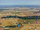 Photos aériennes de "montgolfières" - Photo réf. E157806 - Lorraine Mondial Air Ballons 2015 : Vol du Dimanche 26 Juillet le matin lors du Record Mondial de Dcollage en Ligne. (The Great Line, In-line Mass Ascent)