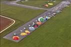 Photos aériennes de "monde" - Photo réf. E166132 - Mondial Air Ballons 2017 : Vol du Vendredi 28 Juillet le matin : Record du monde de décollage en ligne, 456 montgolfières !