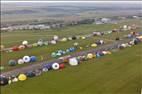 Photos aériennes de "montgolfières" - Photo réf. E166137 - Mondial Air Ballons 2017 : Vol du Vendredi 28 Juillet le matin : Record du monde de dcollage en ligne, 456 montgolfires !